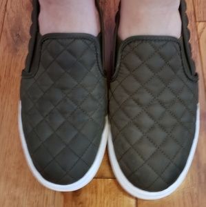 Steve Madden Ecntrcqt olive green slip ons size 7